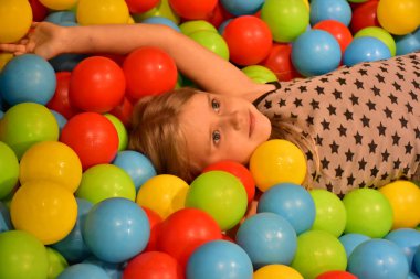 yuvarlak renkli toplar ve oyun alanı