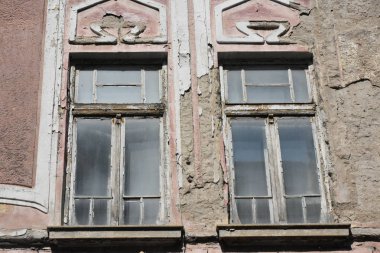 Duvarda nesneler ve bir pencere inşa etmek