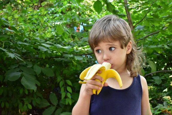 Anak Kecil Lucu Makan Pisang — Stok Foto