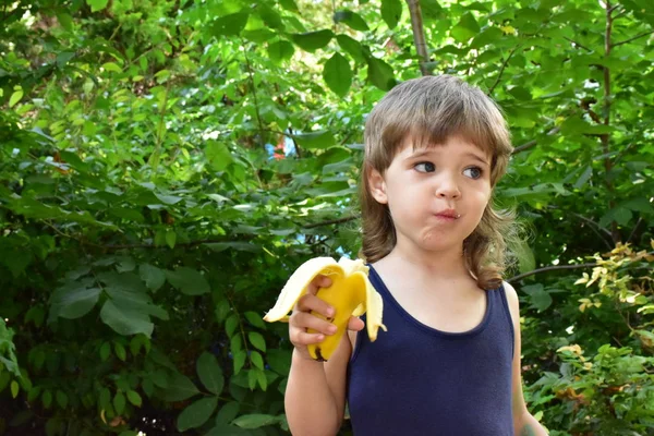 Anak Kecil Lucu Makan Pisang — Stok Foto