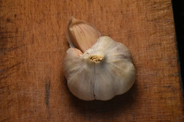 Cabeza Ajo Sobre Mesa Madera —  Fotos de Stock