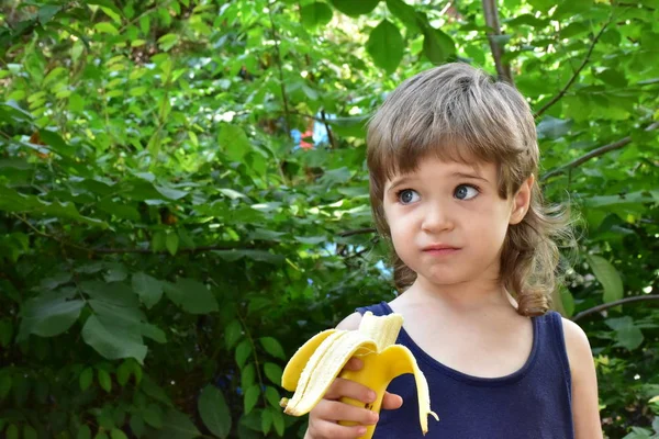 Lindo Niño Comiendo Plátano — Foto de Stock