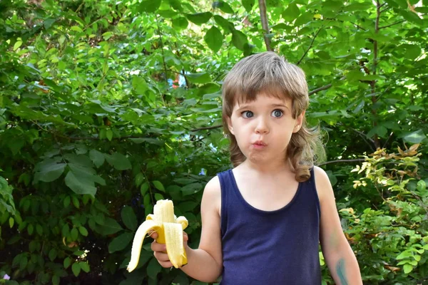 Anak Kecil Lucu Makan Pisang — Stok Foto