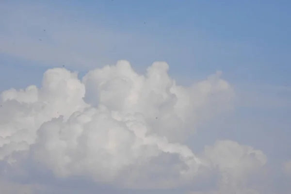Голубое Небо Белые Облака — стоковое фото