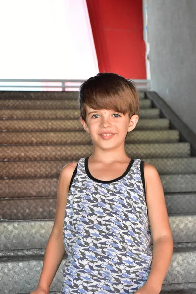 Мальчик Идет Лестнице — стоковое фото