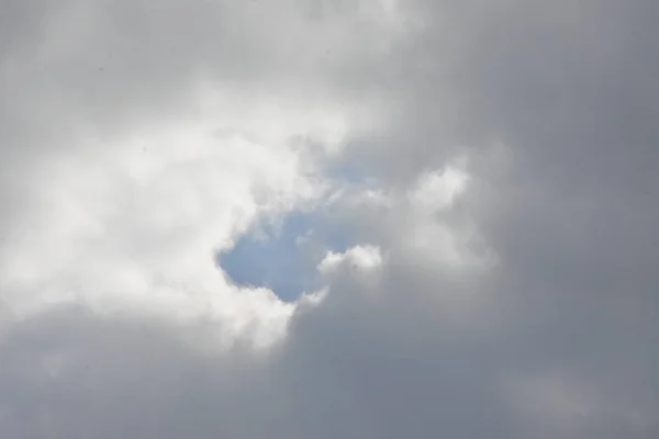 Μπλε Ουρανό Άσπρα Σύννεφα — Φωτογραφία Αρχείου
