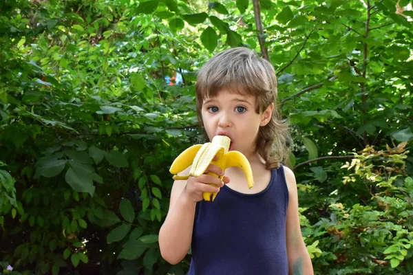 Lindo Niño Comiendo Plátano — Foto de Stock