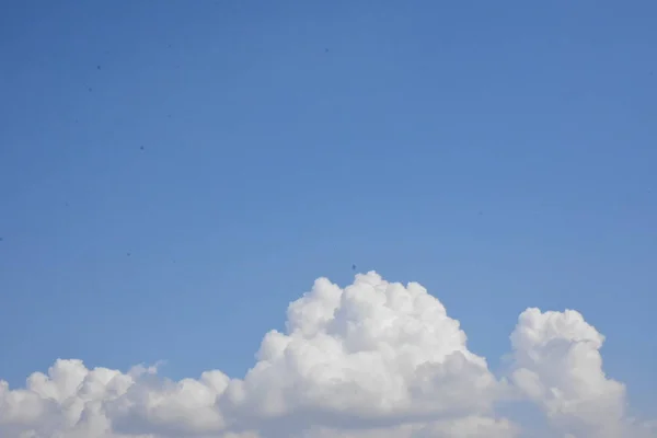 Awan Putih Langit Biru — Stok Foto