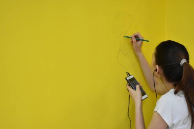 Bir fırçayla bir duvar çiz,