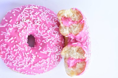  Beyaz arka planda pembe çörek.,