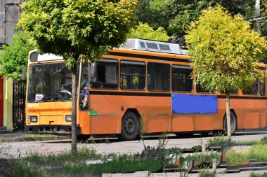 Şehir caddesinde tramvaya binmek 