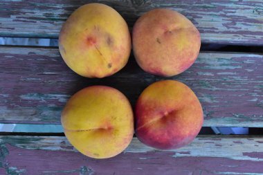 Olgun şeftaliler, yakından. 