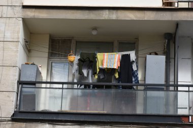 Yıkanmış giysiler ipe asılmış.