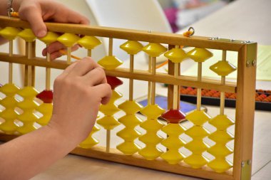 parmaklar ve abaküs yakın 