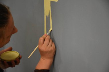 Bir fırçayla bir duvar çiz,