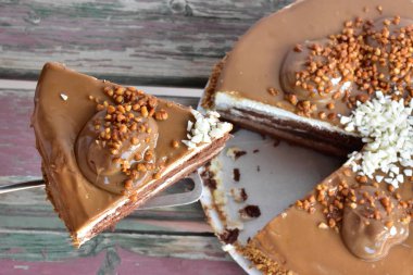 Çikolatalı kek kapatıyoruz 