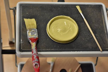 Sarı boya. Yakın çekim. 