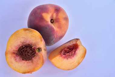 Olgun şeftaliler, yakından. 