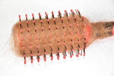 Beyaz arkaplanda saçı olan tarak.