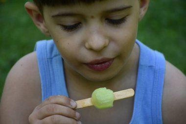 child eat ice cream