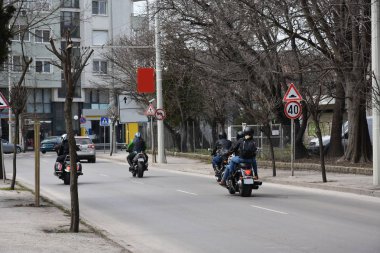 Şehir sokaklarında bir grup motorcu 