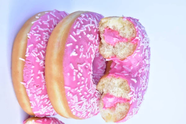 白色背景的粉红甜甜圈 — 图库照片