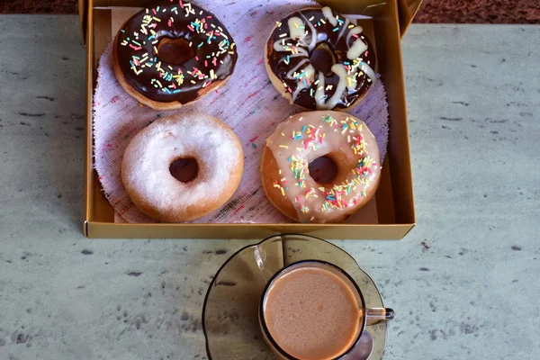 配甜甜圈和咖啡的盒子 — 图库照片