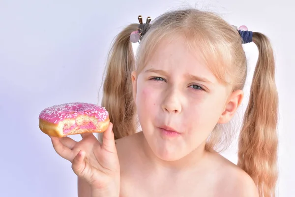 Little Girl Eats Pink Doughnut — Stock Photo, Image