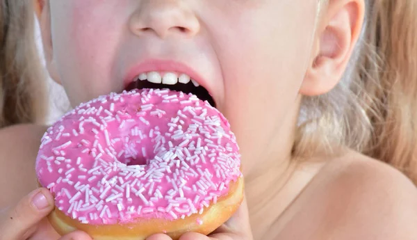 Girl Daughnut Close Portrait — Stock Photo, Image