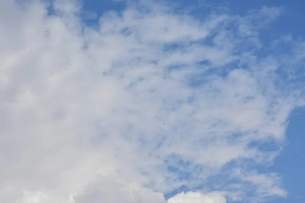 青空と白い雲 — ストック写真