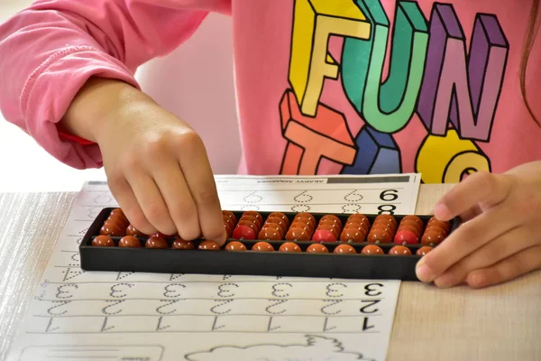 Niño Usando Abacus Cerca —  Fotos de Stock