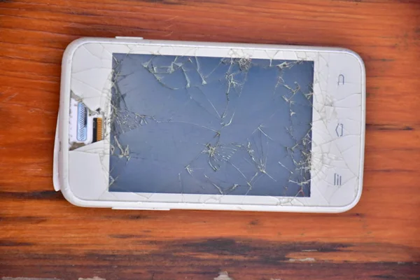 Сломанный Телефон Деревянном Фоне — стоковое фото