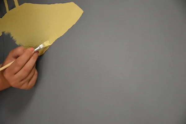 Mit Dem Pinsel Eine Wand Zeichnen — Stockfoto