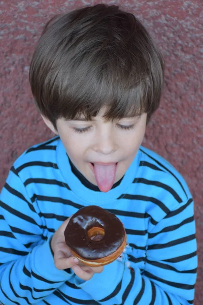 Lindo Niño Comiendo Donut — Foto de Stock