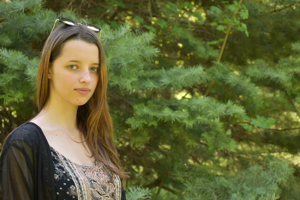 Portret Van Een Meisje Een Achtergrond Van Natuur — Stockfoto