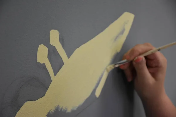 Намалювати Стіну Пензлем — стокове фото