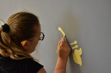 Bir fırçayla bir duvar çiz,