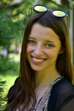 bir kız bir arka plan doğa portresi