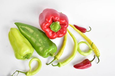 Beyaz arkaplanda biberler