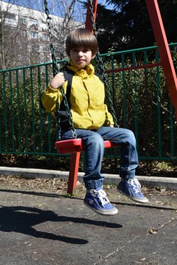 Çocuklar oyun bahçesinde oynarlar.,