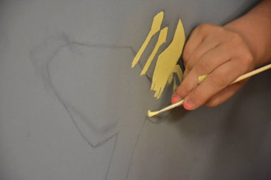 Bir fırçayla bir duvar çiz,