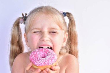 daughnut yakın portre ile kız 
