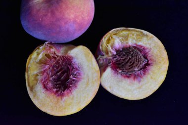 Olgun şeftaliler, yakından. 