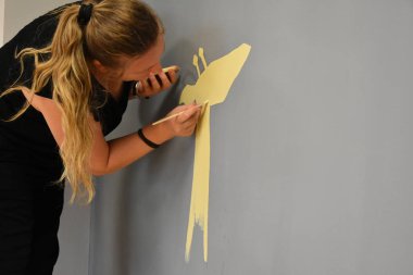 Bir fırçayla bir duvar çiz,