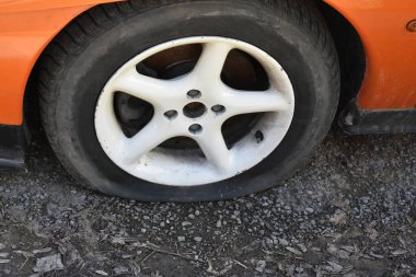 Bir kazadan sonra bozuk araba tamir edildi.