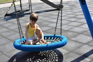 Çocuk parkında oynuyor.,