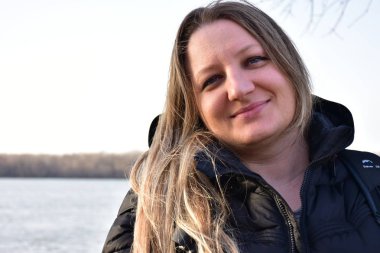 Açık havada bir kızın portresi.