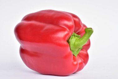 Beyaz arka planda kırmızı dolma biber