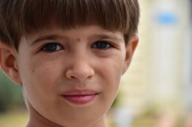 güzel bir çocuk portresi