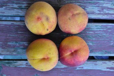 Olgun şeftaliler, yakından. 